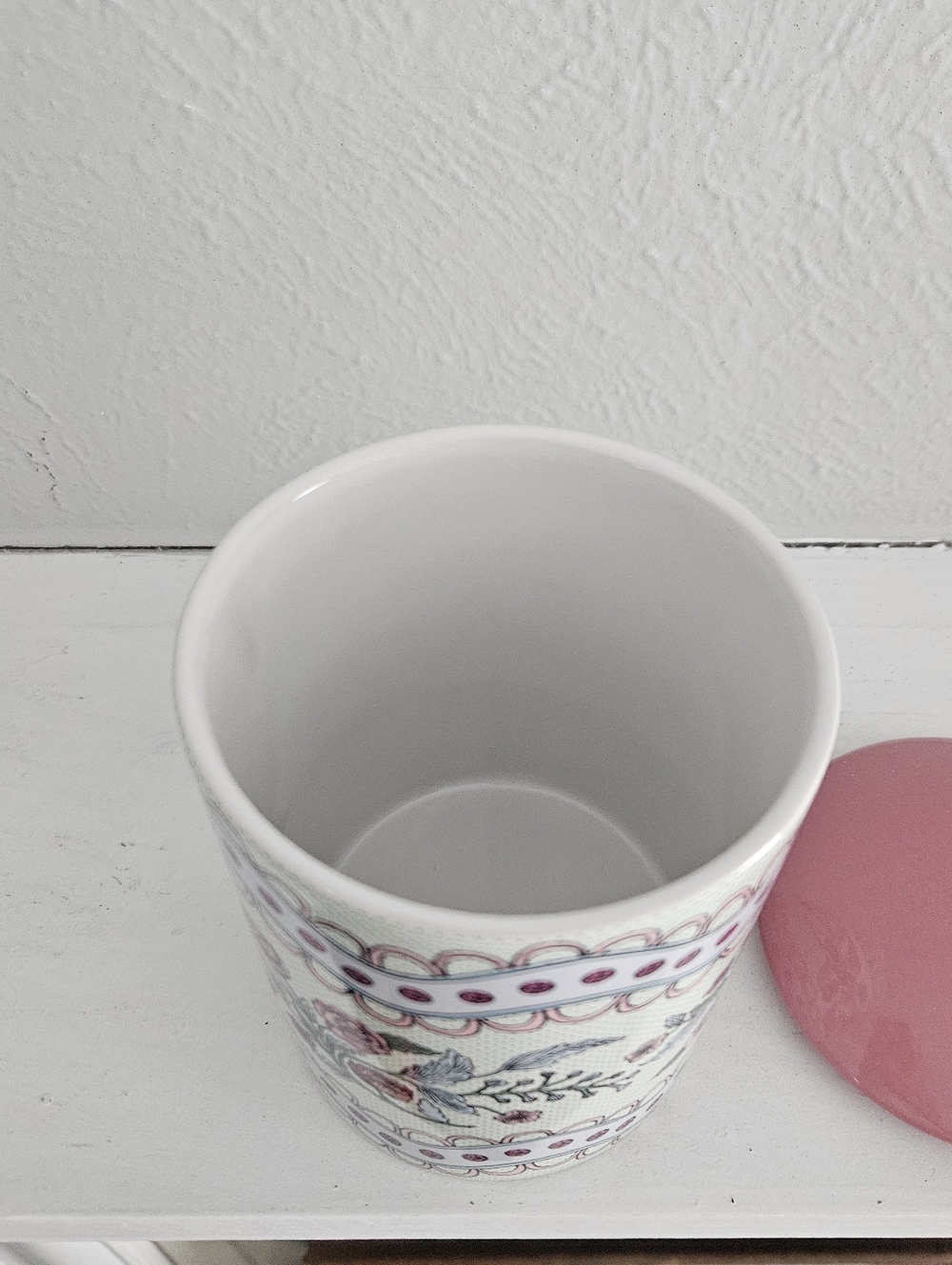 L'or de Seraphine La Roseraie Ceramic Candle Jar With Lid- No Candle - Picture 4 of 6